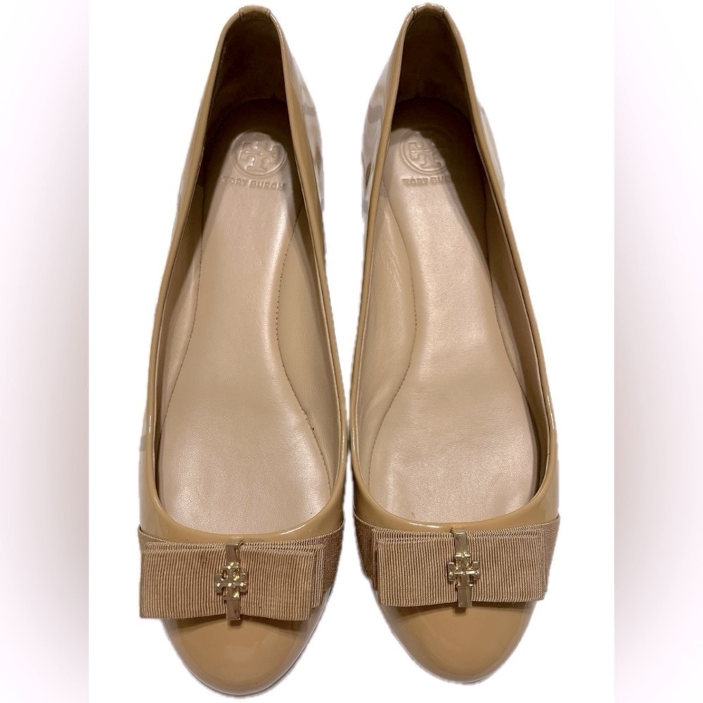 TORY BURCH ‘Trudy’ Gold Logo-Bow, Beige Patent, Ballet Flat, Sz 8.5M